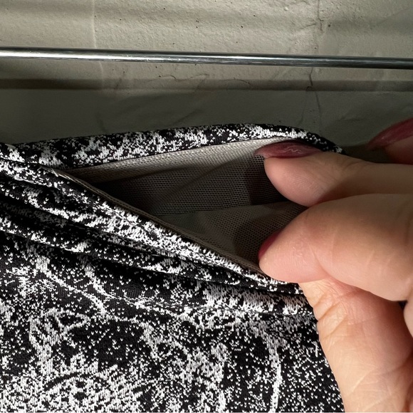 Athleta Elation Graffiti 7/8 Black/White High Rise Powervita Athletic Leggings - Picture 6 of 9